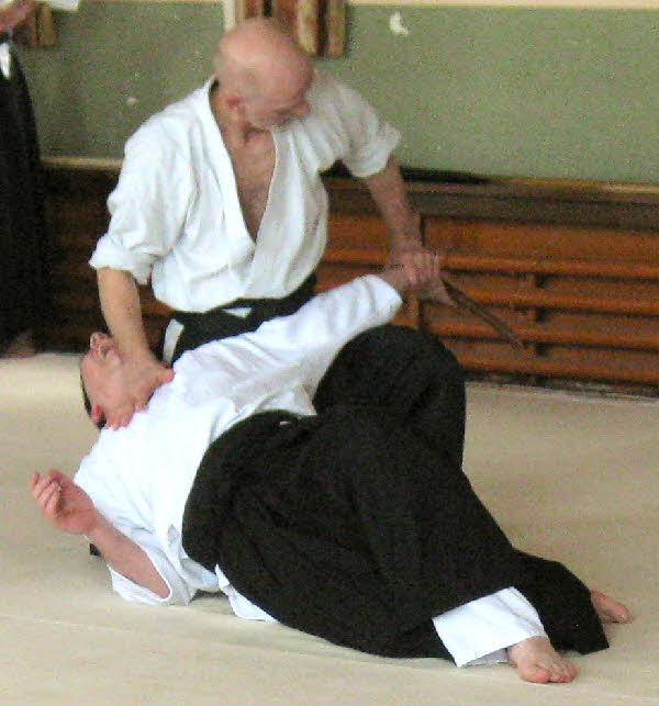 Making a knife safe after controlling an attack